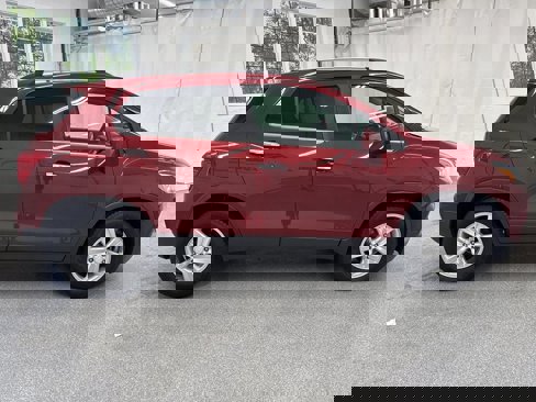 Used 2018 Chevrolet Trax LT w/ LT Convenience Package image 4