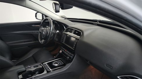 Used 2017 Jaguar XE Premium image 9