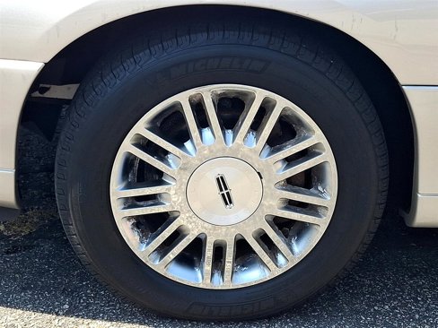 Used 2009 Lincoln Town Car Signature Limited image 9