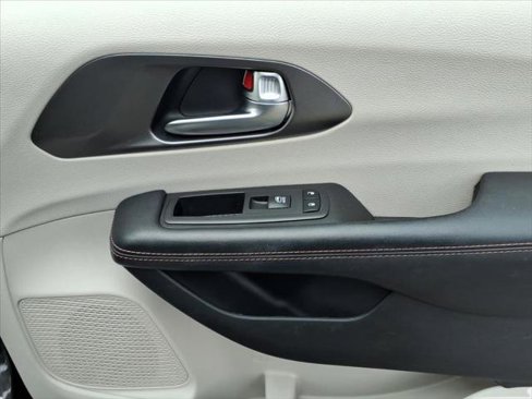 Certified 2020 Chrysler Pacifica Touring-L Plus image 20
