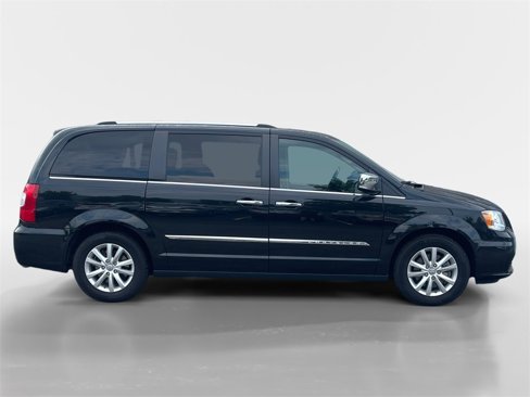 Used 2016 Chrysler Town & Country Limited Platinum image 3