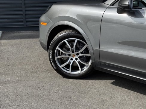 Used 2025 Porsche Cayenne image 12
