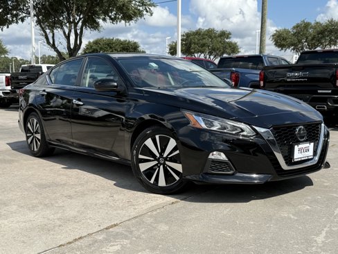 Used 2022 Nissan Altima 2.5 SV image 2