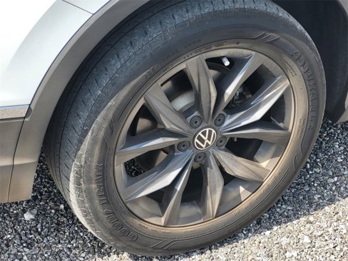 Used 2022 Volkswagen Tiguan SE w/ Panoramic Sunroof Package image 7