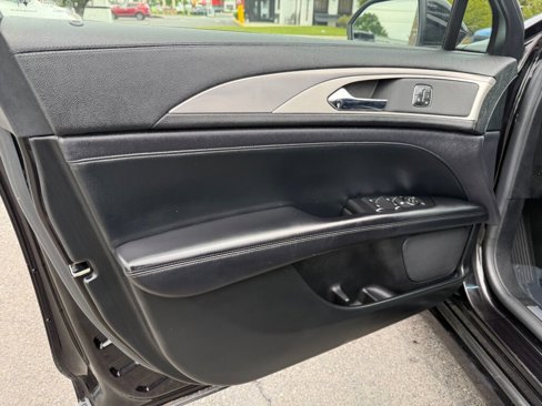 Used 2020 Lincoln MKZ image 9