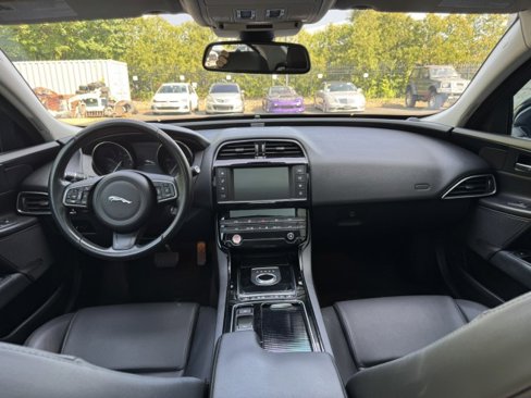 Used 2018 Jaguar XE image 22