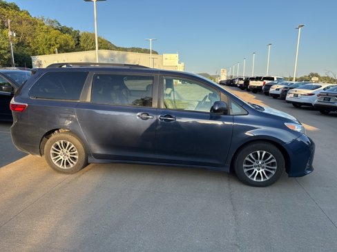 Used 2019 Toyota Sienna XLE image 5