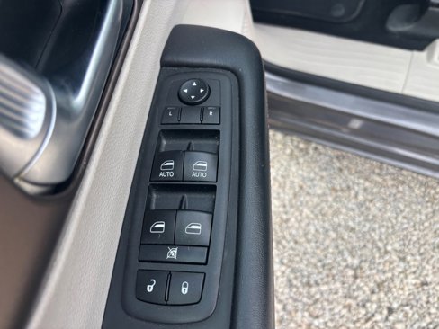 Used 2018 Chrysler Pacifica Touring-L image 29