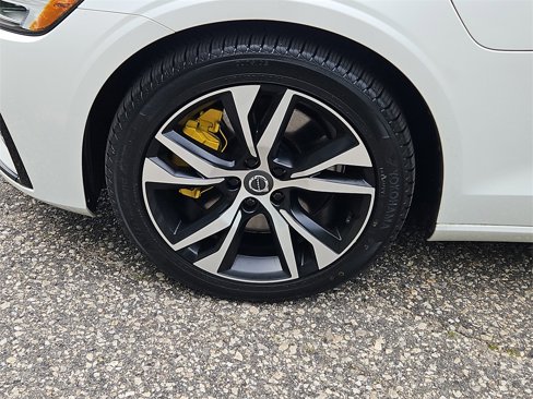 Used 2022 Volvo S60 T8 R-Design Expression image 7
