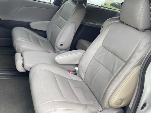 Used 2015 Toyota Sienna Limited Premium image 10