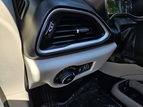 Used 2020 Chrysler Pacifica Touring-L image 18