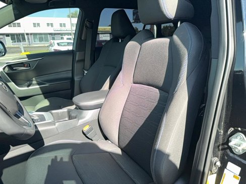 Used 2022 Toyota RAV4 SE w/ Convenience Package image 12