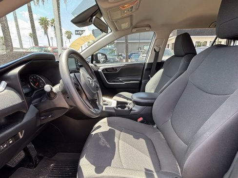 Used 2021 Toyota RAV4 LE image 10