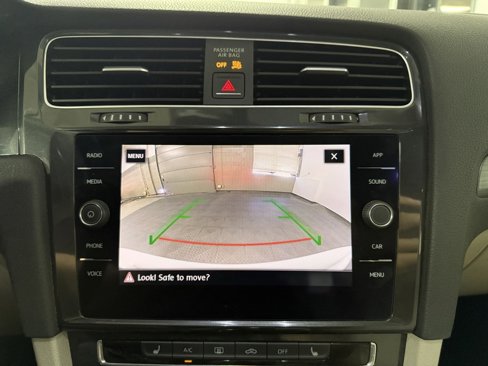 Used 2018 Volkswagen Golf SE image 15