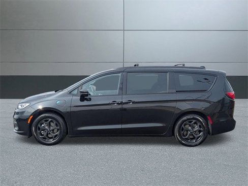 Used 2024 Chrysler Pacifica Premium image 3