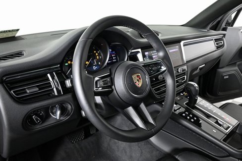 Certified 2025 Porsche Macan image 4