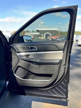 Used 2017 Ford Explorer XLT w/ XLT Technology Feature Bundle image 11