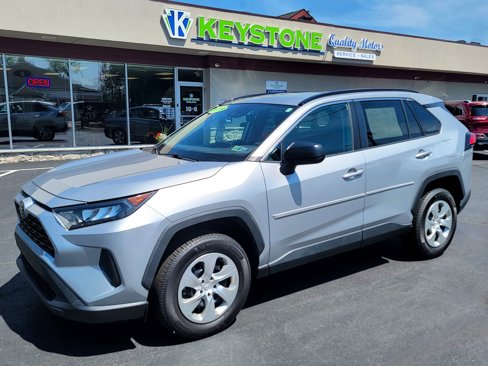 Used 2019 Toyota RAV4 LE image 1