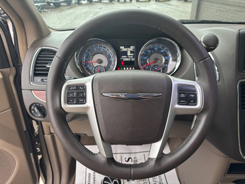Used 2015 Chrysler Town & Country Touring-L image 18