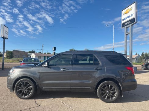 Used 2018 Ford Explorer XLT w/ Equipment Group 202A image 3