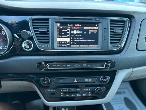 Used 2015 Kia Sedona SX image 46