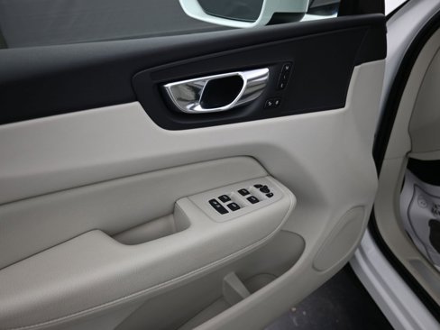 Certified 2022 Volvo XC60 B5 Momentum w/ Advanced Package image 10