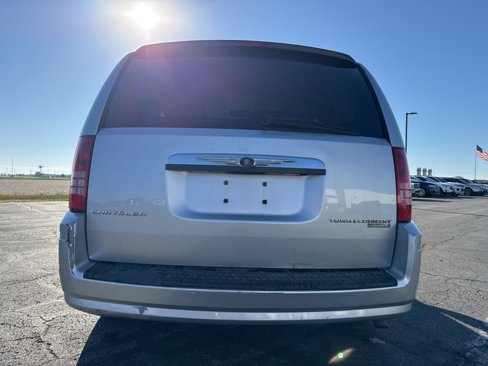 Used 2010 Chrysler Town & Country Touring image 8
