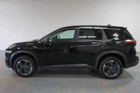 Used 2024 Nissan Rogue SV image 2
