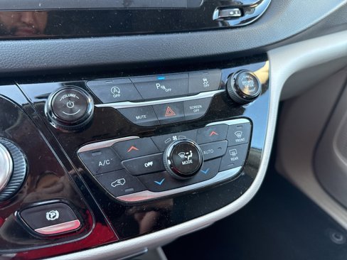 Used 2018 Chrysler Pacifica Touring-L image 21