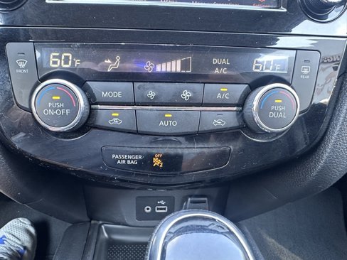 Used 2018 Nissan Rogue SV w/ Premium Package image 16
