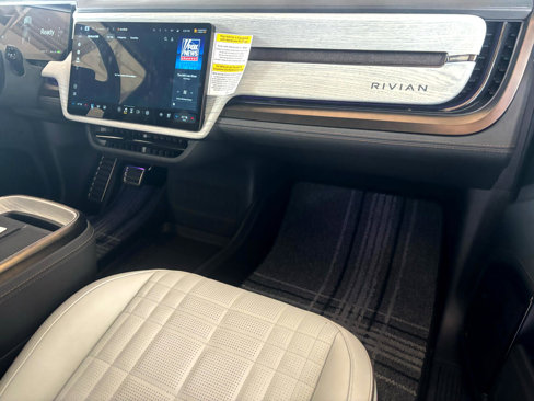 Used 2025 Rivian R1S Premium image 26
