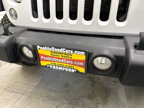 Used 2015 Jeep Wrangler Unlimited Rubicon w/ Max Tow Package image 96