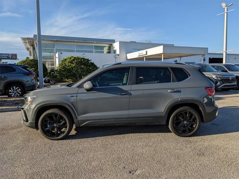 Certified 2023 Volkswagen Taos SE w/ Panoramic Sunroof Package image 4