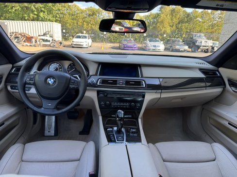 Used 2013 BMW 750i xDrive image 25