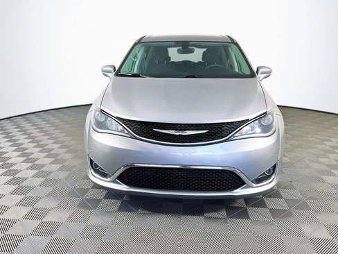 Certified 2018 Chrysler Pacifica Touring Plus w/ Tire & Wheel Group image 4