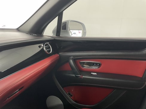 Used 2019 Bentley Bentayga image 12