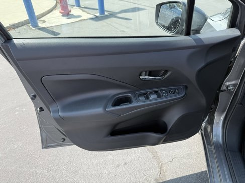 Used 2023 Nissan Versa SV image 8