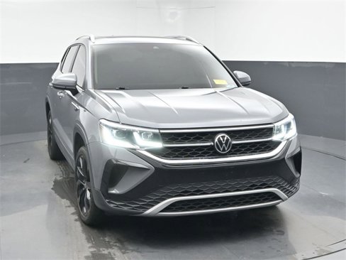 Used 2022 Volkswagen Taos SEL w/ Panoramic Sunroof Package image 2
