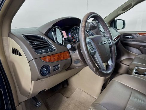 Used 2013 Chrysler Town & Country Touring image 9