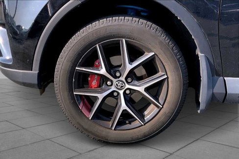 Used 2018 Toyota RAV4 SE image 10