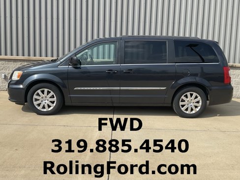 Used 2014 Chrysler Town & Country Touring image 2