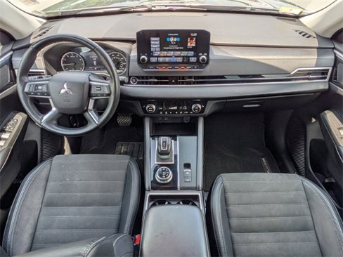 Used 2023 Mitsubishi Outlander SE image 25