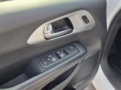 Used 2022 Chrysler Pacifica Touring-L w/ Uconnect Theater Family Group image 13