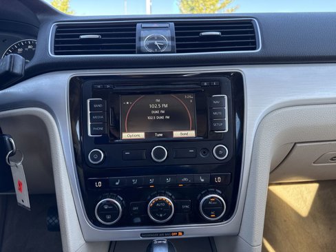 Used 2012 Volkswagen Passat TDI SE image 20