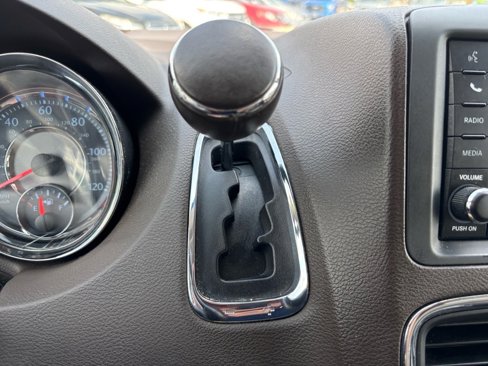 Used 2015 Chrysler Town & Country Touring image 32