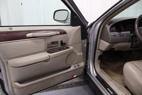 Used 2005 Lincoln Town Car Signature image 9