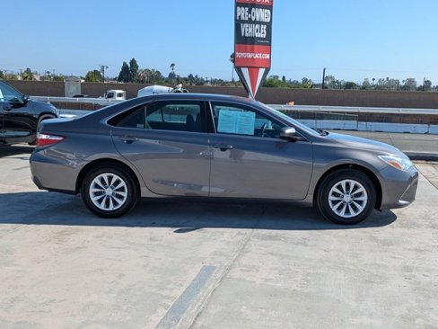 Used 2017 Toyota Camry LE image 4