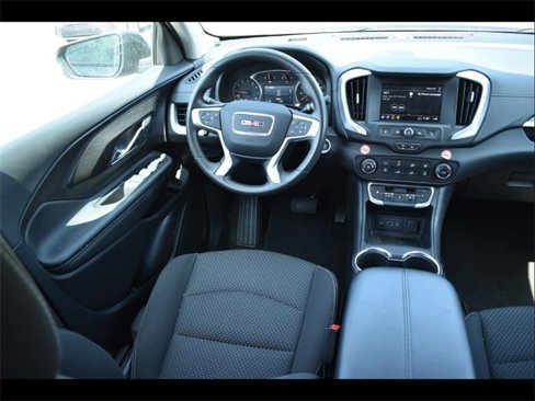 Used 2024 GMC Terrain SLE image 4