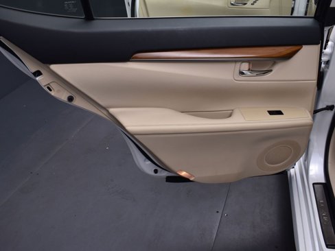 Used 2015 Lexus ES 300h image 16