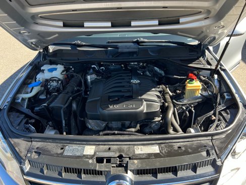 Used 2011 Volkswagen Touareg Sport image 18